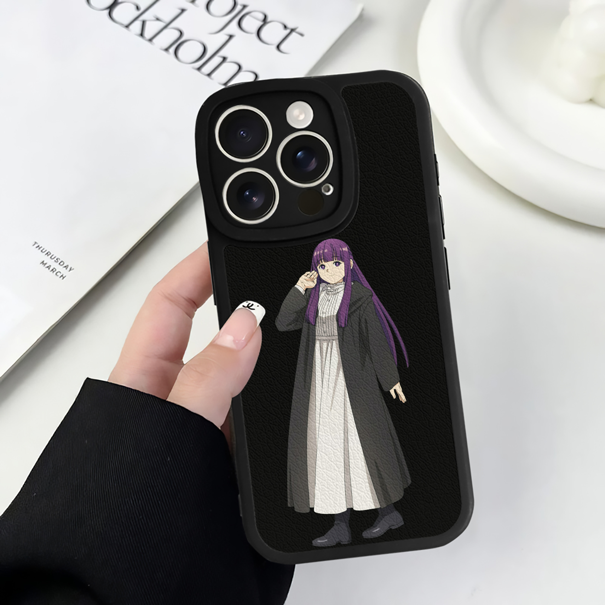 （画像用） 葬送のフリーレン Frieren 【iPhone 16シリーズ対応】シリコンスマホケース（レザー調） 材質：シリコン